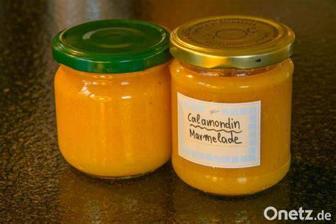 Gläser mit Calamondin-Marmelade und Prosecco-Variante auf einem Brunch-Buffet
