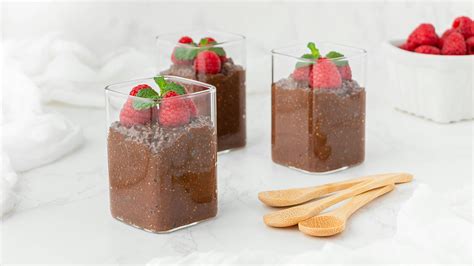 Gläser mit Chia-Schoko-Pudding dekoriert