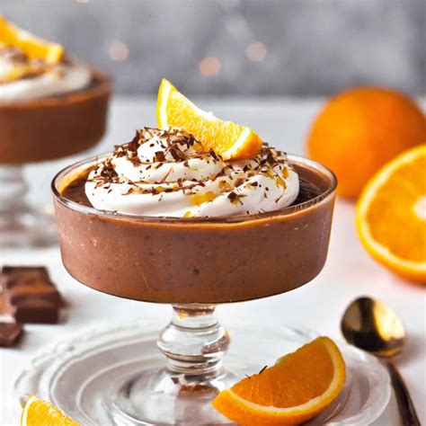 Gläser mit Chocolate-Orange Mousse dekoriert