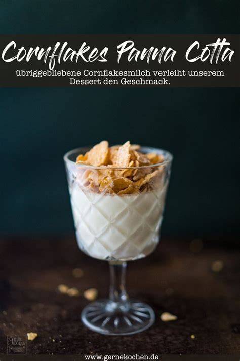 Gläser mit Cornflakes Panna Cotta, darüber gezuckerte Cornflakes als Topping
