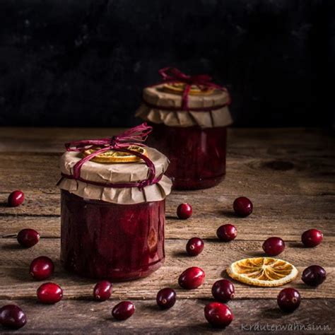 Gläser mit Cranberry-Orangen-Marmelade