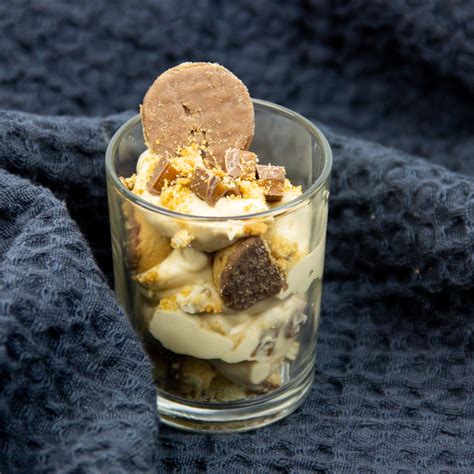 Gläser mit Daim Cheesecake geschichtet
