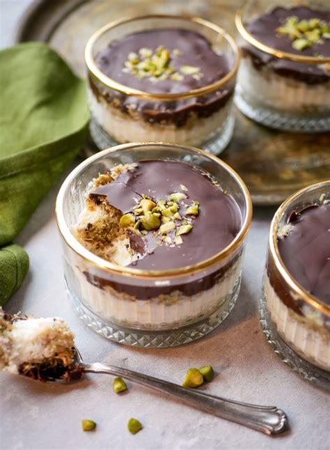 Gläser mit Dubai Schokolade Dessert, geschichtet mit Mascarpone, Kadayif und Schokolade