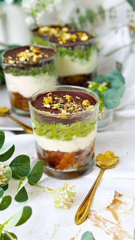 Gläser mit Dubai-Schokoladen-Kadayif-Dessert, garniert mit Pistazien und Schokoladentopping