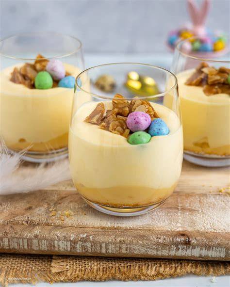 Gläser mit Eierlikör-Dessert und Mandelkrokant