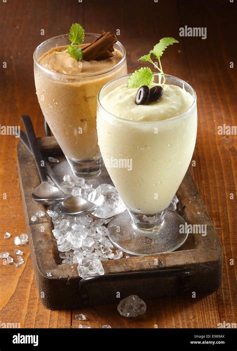 Gläser mit Elisenlebkuchen-Mousse, garniert mit Bröseln