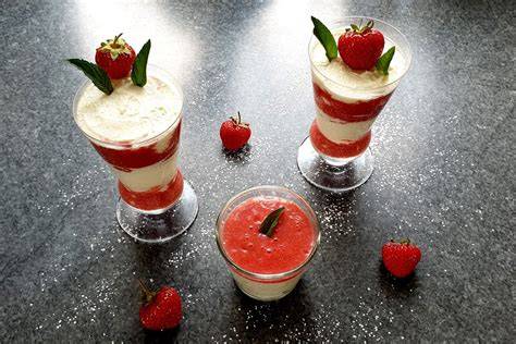 Gläser mit Erdbeer‑Mascarpone‑Creme, garniert mit Minze