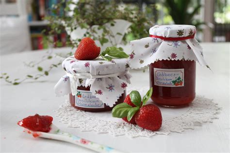 Gläser mit Erdbeer-Basilikum-Marmelade