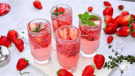Gläser mit Erdbeer-Eierlikör-Marmelade