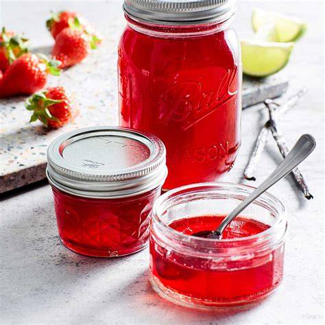 Gläser mit Erdbeer-Hibiskus-Gelee