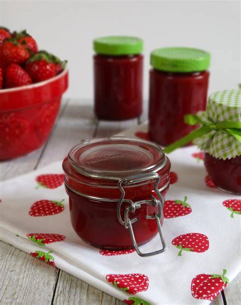Gläser mit Erdbeer-Kokos-Marmelade und weißer Schokolade geschichtet