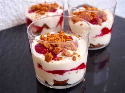 Gläser mit Feigen-Schicht Dessert und Vanillecreme