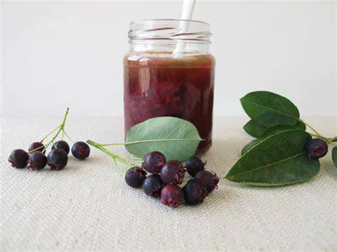 Gläser mit Felsenbirnen-Marmelade