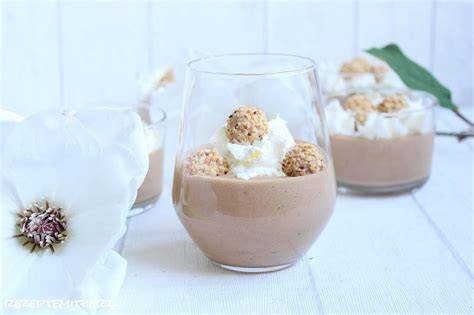Gläser mit Giotto Mousse, dekoriert mit Giotto-Kugeln