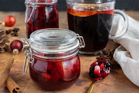 Gläser mit Glühweinmarmelade und Gewürzen