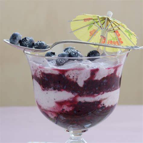 Gläser mit Heidelbeer-Mascarpone-Creme