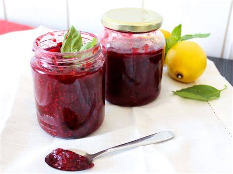 Gläser mit Himbeer-Basilikum-Marmelade