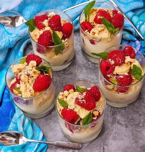 Gläser mit Himbeer-Dessert schön geschichtet und garniert