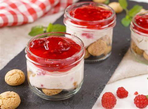 Gläser mit Himbeer-Mascarpone und Amaretti-Krümeln