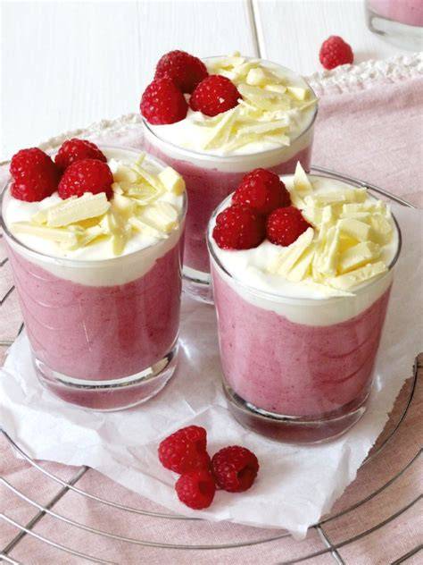Gläser mit Himbeer-Mousse, Minze und weißer Schokolade