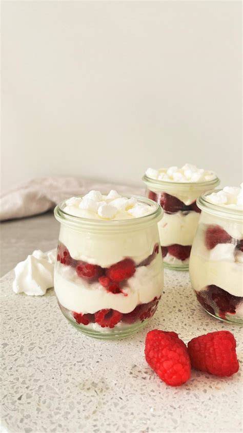 Gläser mit Himbeertraum, Baiser und weißer Schokolade