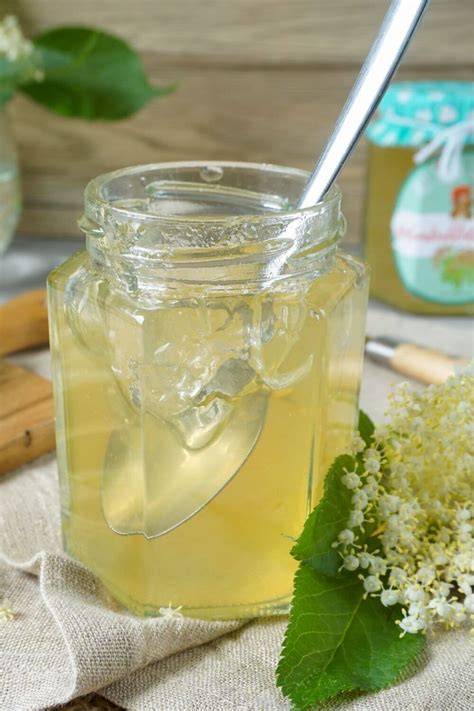 Gläser mit Holunderblüten im Gelee