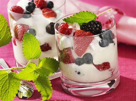 Gläser mit Joghurtcreme, Beeren-Topping und Minze; Schritt-für-Schritt-Infografik