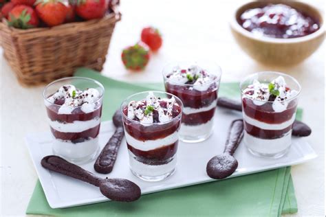 Gläser mit Joghurtcreme und Zwetschgenkompott