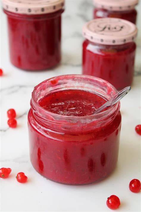 Gläser mit Johannisbeer-Prosecco-Marmelade