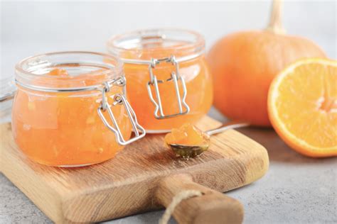 Gläser mit Kürbismarmelade und Marzipan