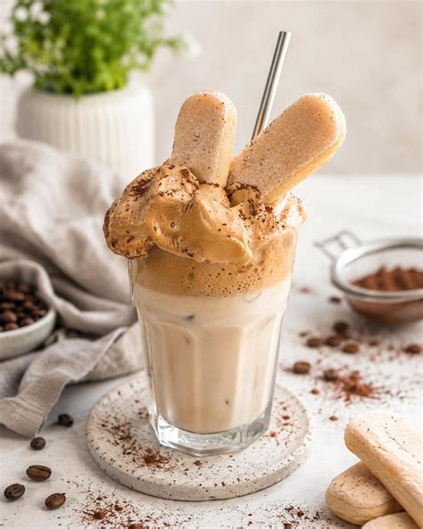 Gläser mit Kaffeecreme und Kakao bestäubt