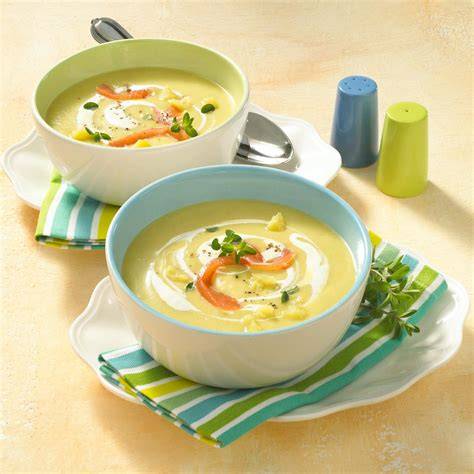 Gläser mit Kartoffelsuppe, Milchschaum-Haube und Trüffelessenz