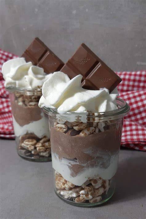 Gläser mit Kinder Country Dessert und Puffweizen-Dekor