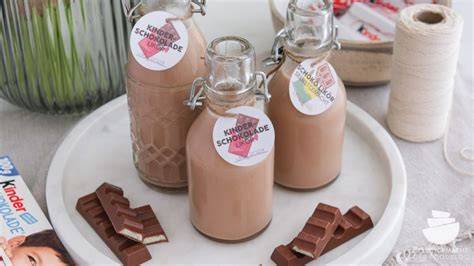 Gläser mit Kinderschokolade-Likör und Etiketten