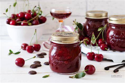Gläser mit Kirschmarmelade und Kirschsaft
