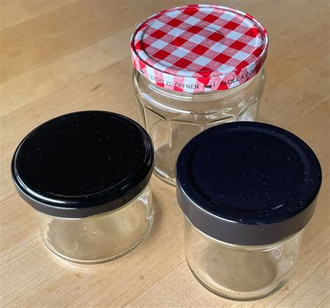 Gläser mit Kiwi-Kokos-Marmelade