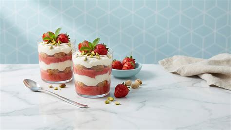 Gläser mit Kokosmousse und Himbeerpulver garniert