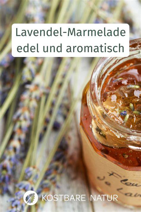 Gläser mit Lavendelhonig und getrockneten Lavendelblüten