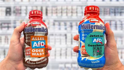 Gläser mit Müller Milch Schoko im Supermarktregal