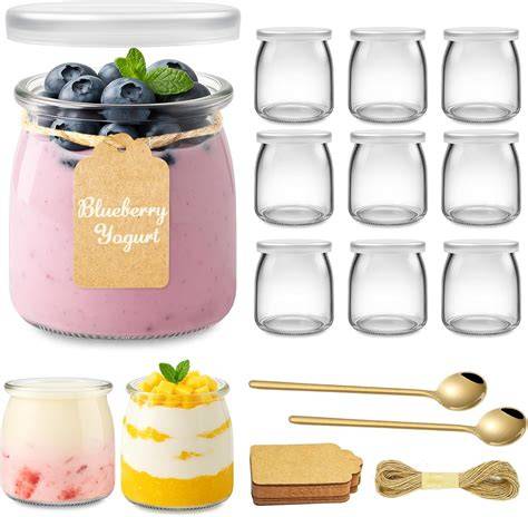 Gläser mit Mango-Joghurt-Schichtung