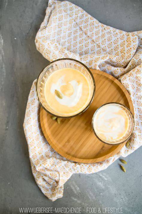 Gläser mit Mango-Pudding und Kardamom
