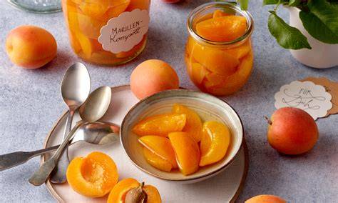 Gläser mit Marillen-Orangen-Marmelade