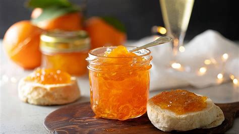 Gläser mit Marmelade und frischen Orangen