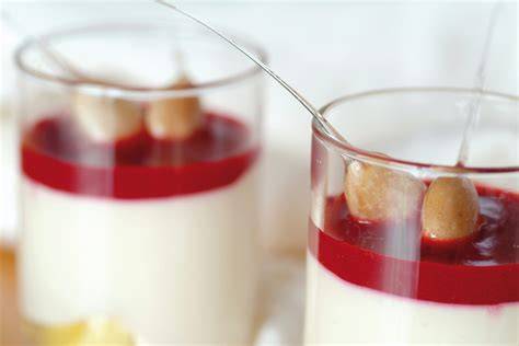 Gläser mit Marzipan-Himbeermarmelade