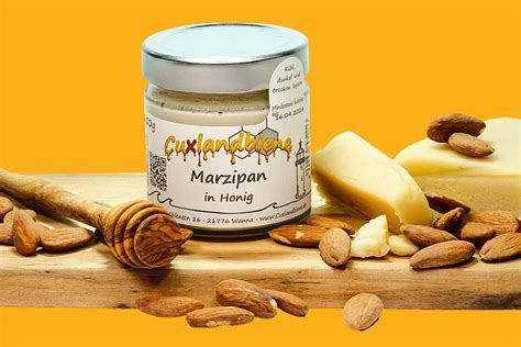 Gläser mit Marzipan-Honig-Aufstrich und Mandeln