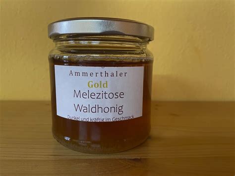 Gläser mit Melezitosehonig und Etikett