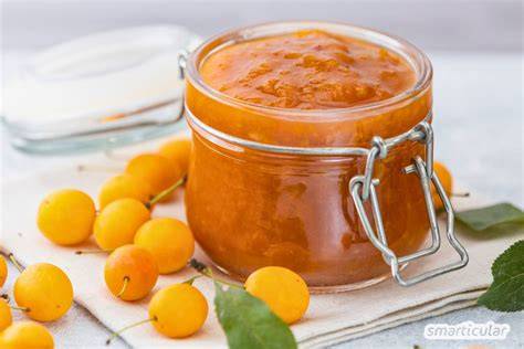 Gläser mit Mirabellenmarmelade als Geschenk verpackt