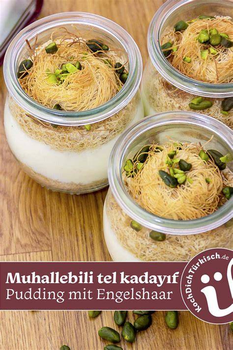 Gläser mit Muhallebili Tel Kadayıf: geschichtete Engelshaar-Fäden, Pudding, gehackte Nüsse