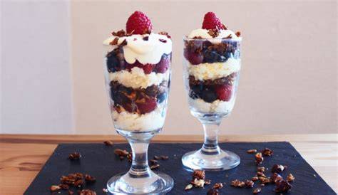 Gläser mit Nougat-Parfait und Beerentopping