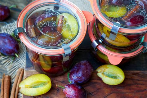 Gläser mit Obst füllen